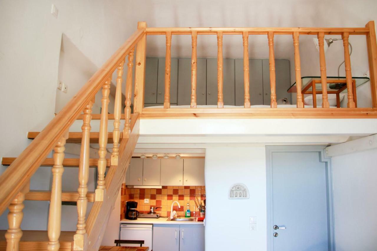 Cozy Guesthouse - Agios Romanos Bagian luar foto